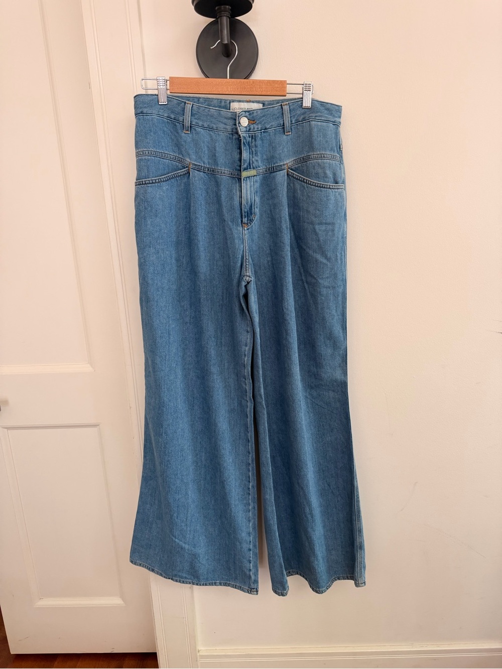 Closed Light Blue Wide-Leg High-Rise Jeans